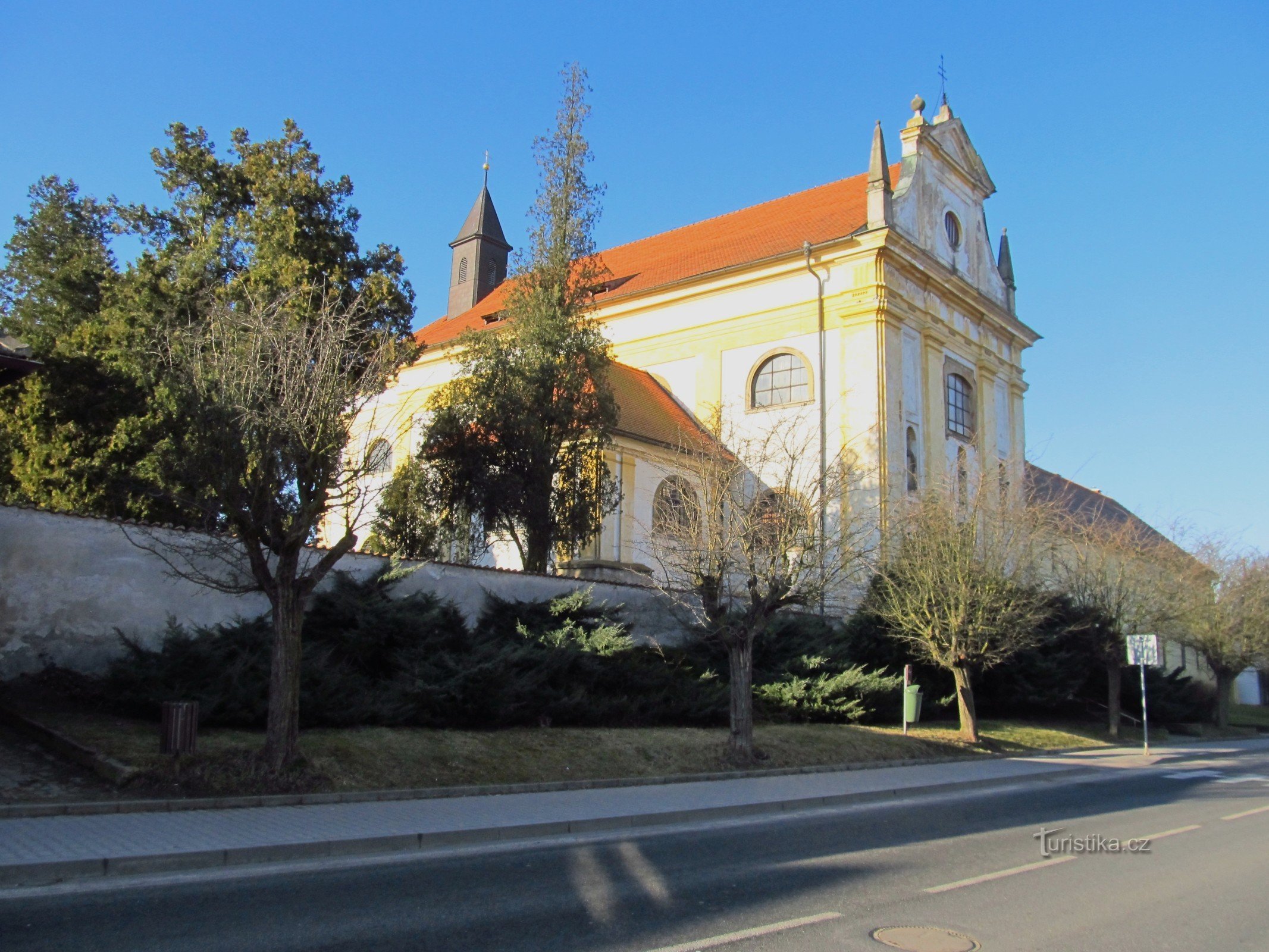 01 Zásmuky, kostel a klášter sv.Františka z Asisi