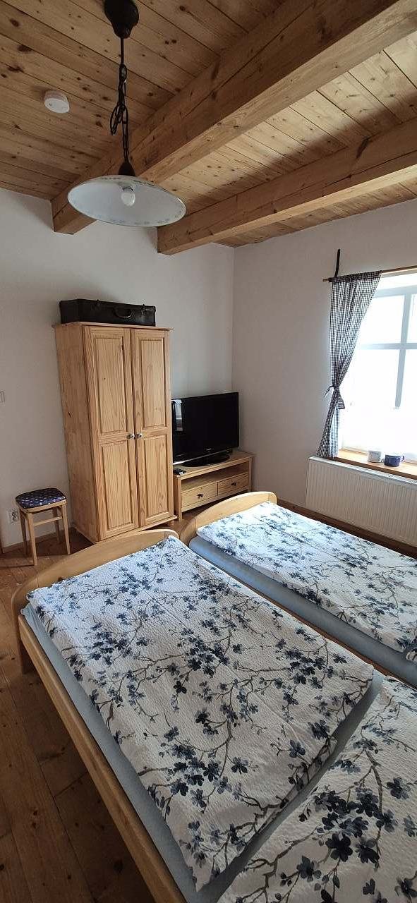 1.dvoulůžkový pokoj v přízemí, šatní skříň, noční stolky, závěsy český kanafas