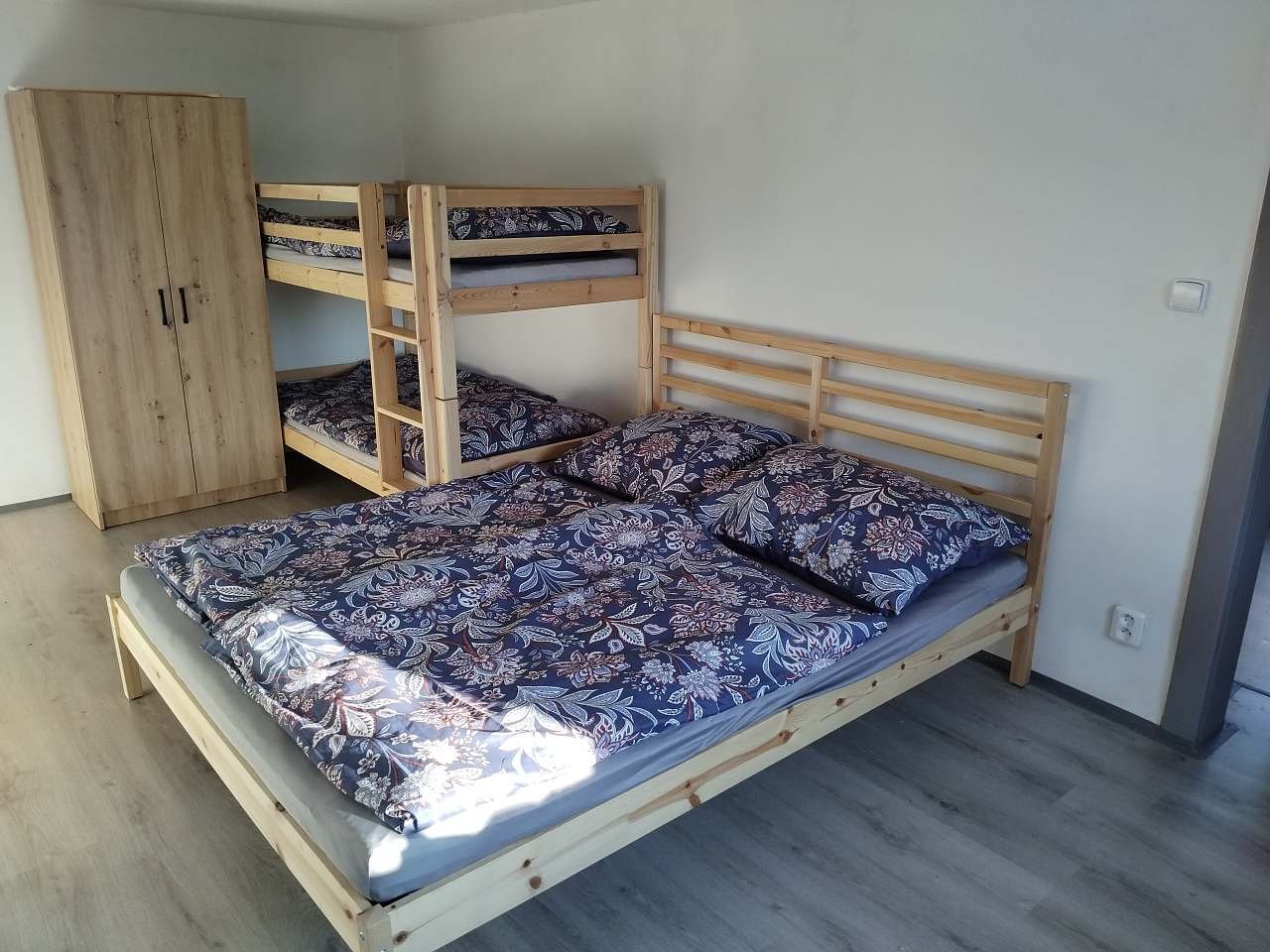 2.Ložnice s patrovou postelí a 1 manželskou postelí