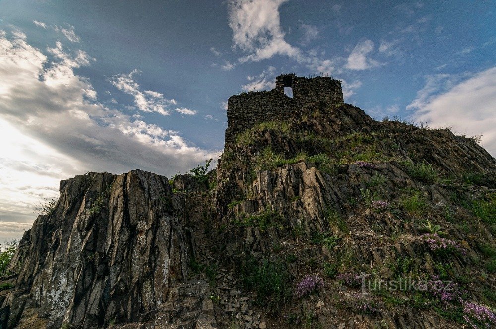 4 zříceniny na jihu českého středohoří s dronem