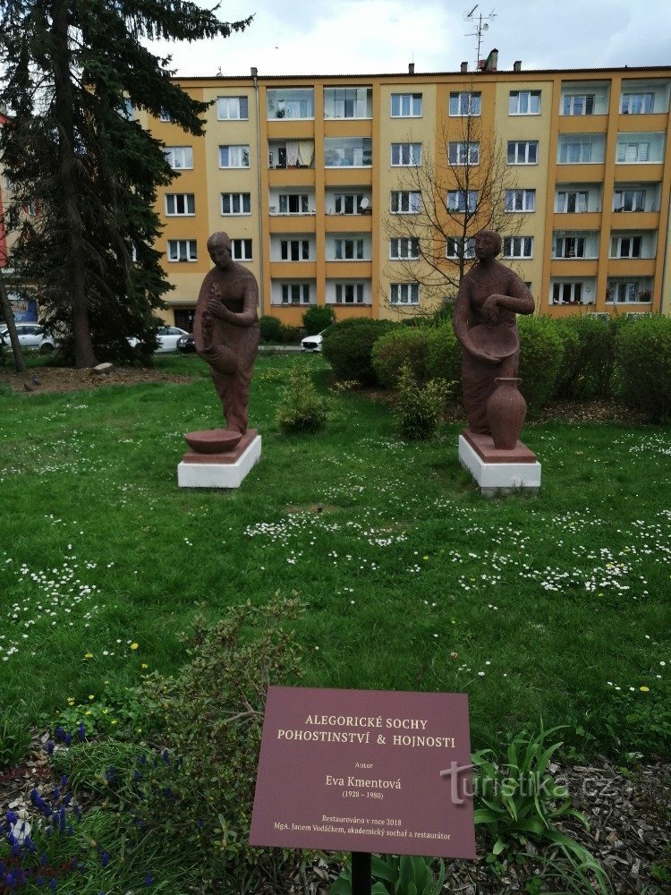Alegorické sochy: Pohostinství a Hojnosti - Sokolov