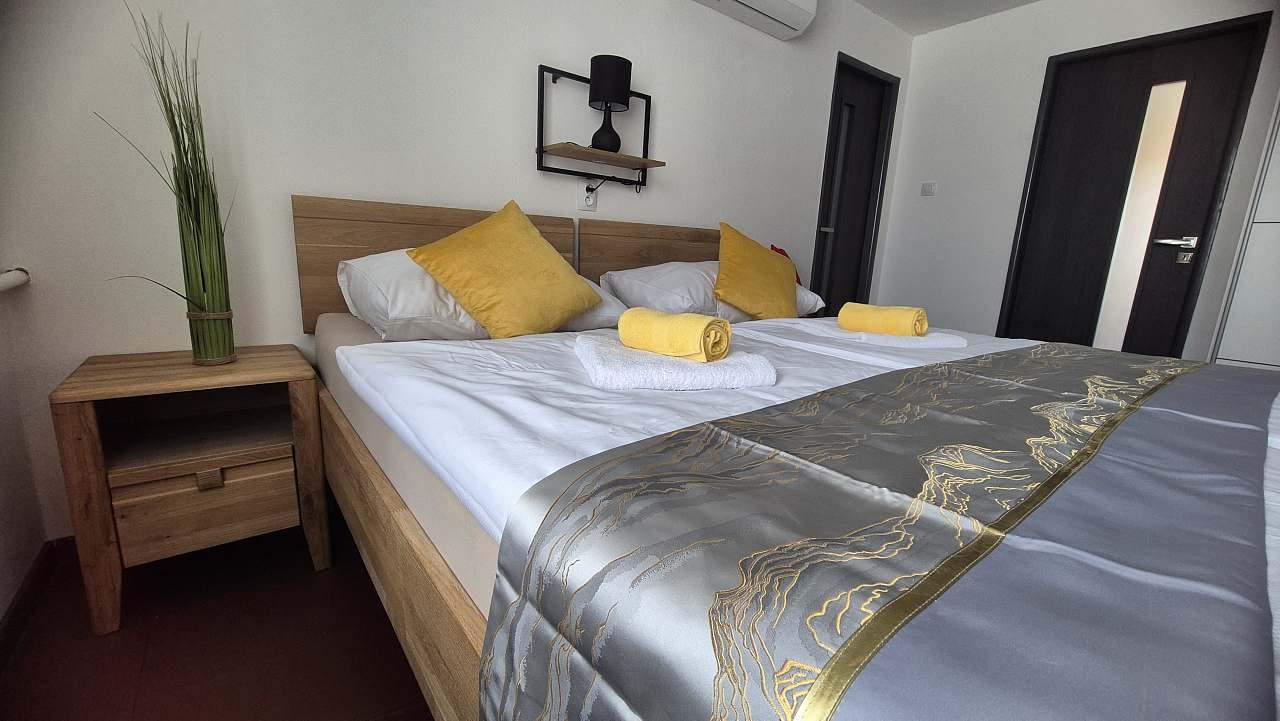 apartmán Fidorka, ložnice s klimatizací a velikou TV