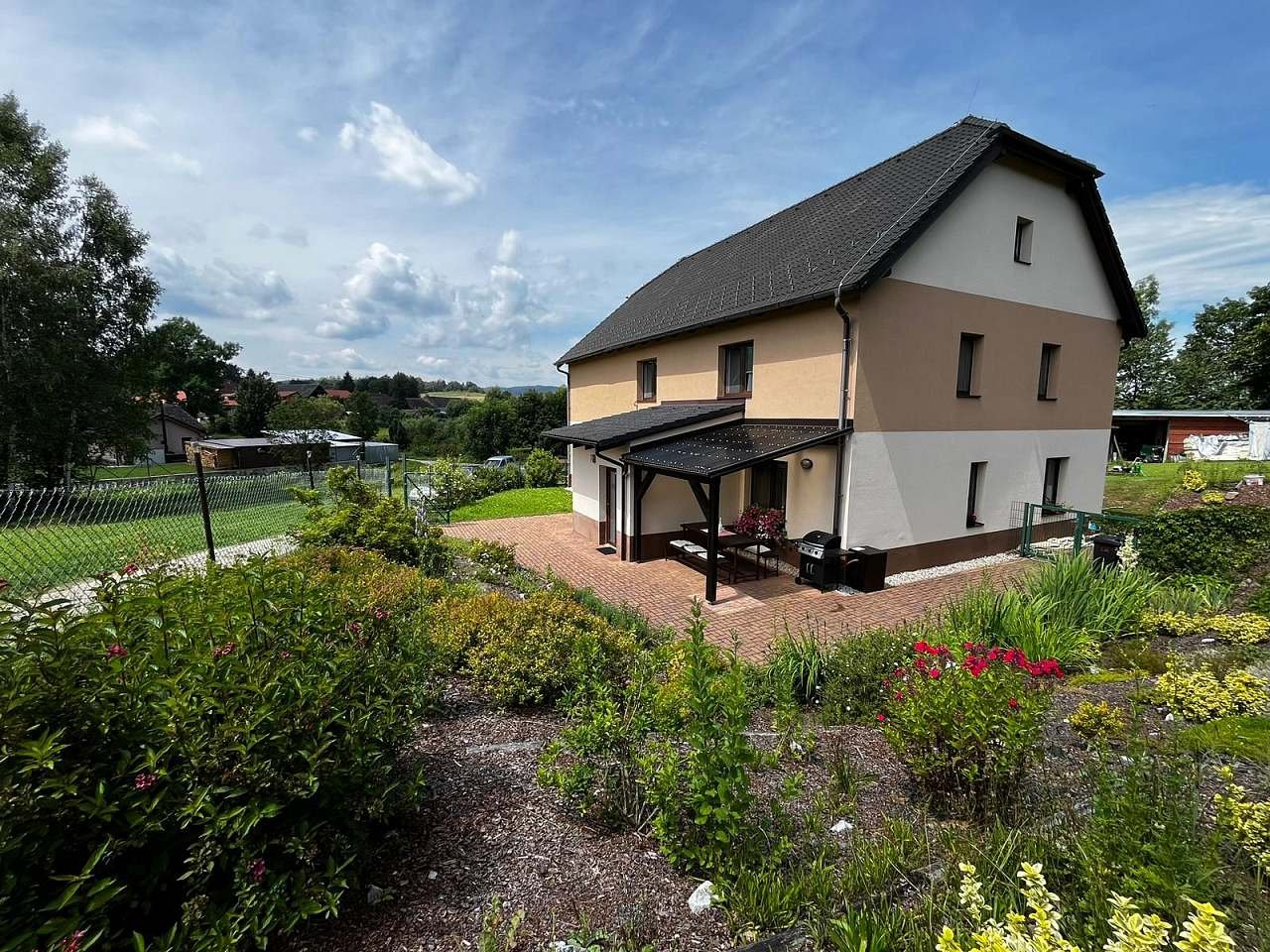 Apartmán L&amp;M - pohled na terasu ze zahrady