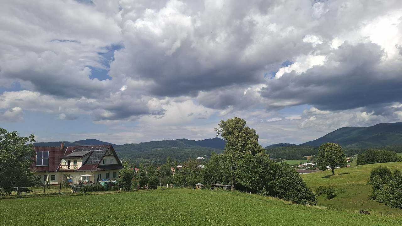 Apartmán s výhledem na město Rožnov pod Radhoštěm a Beskydské kopce.