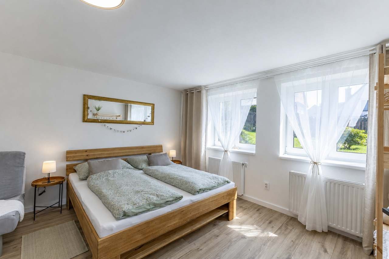 Apartmán Železná 9 - obývací pokoj s manželskou postelí a rozkládací pohovkou