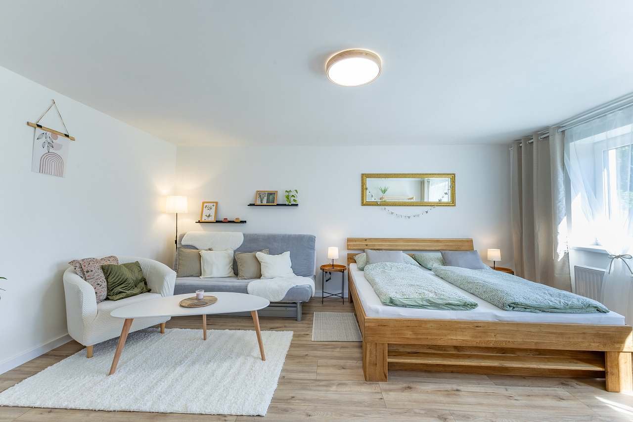 Apartmán Železná 9 - obývací pokoj s manželskou postelí a rozkládací pohovkou