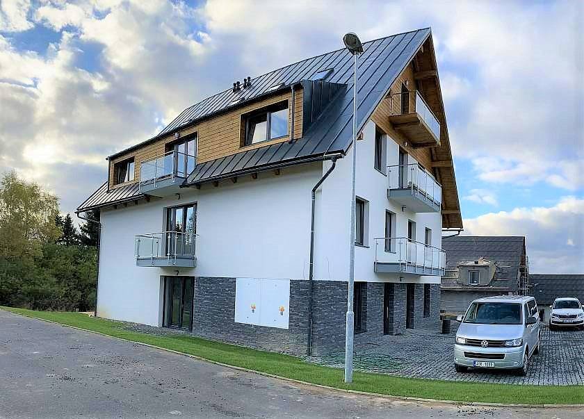 Apartmánový dům.1 parkovací místo+možnost parkovat ve slepé ulici pod balkonem.