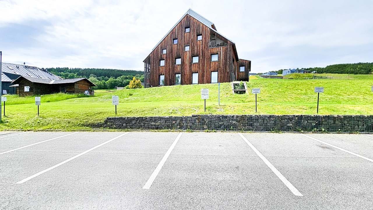 Apartmánový dům s parkovištěm