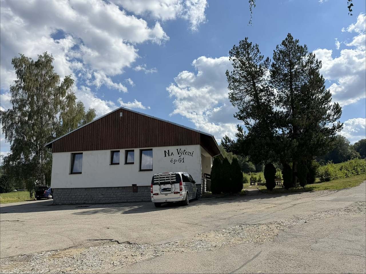 Apartmány Na Výtoni - pohled z hlavní silnice příjezd