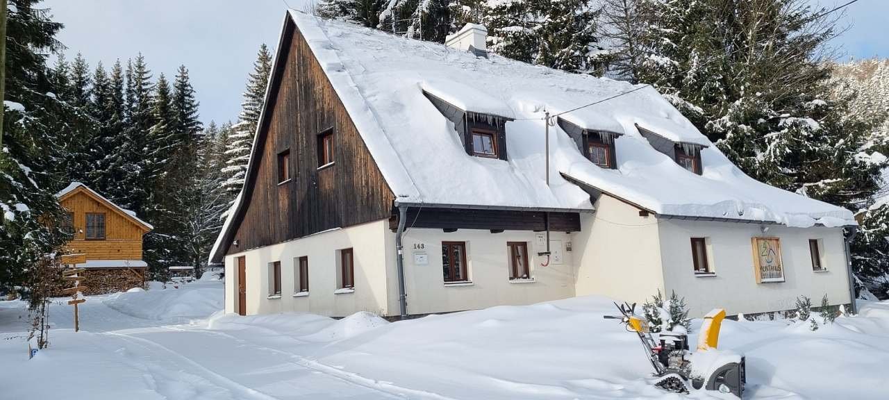 Areál Montanus. V přední části chalupa s apartmány, v zadní nová chata Montanus.