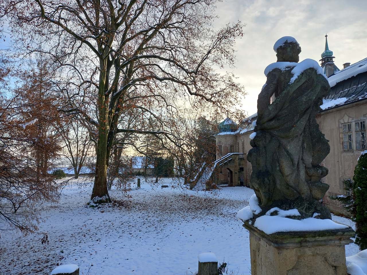 barokní sochy v parku