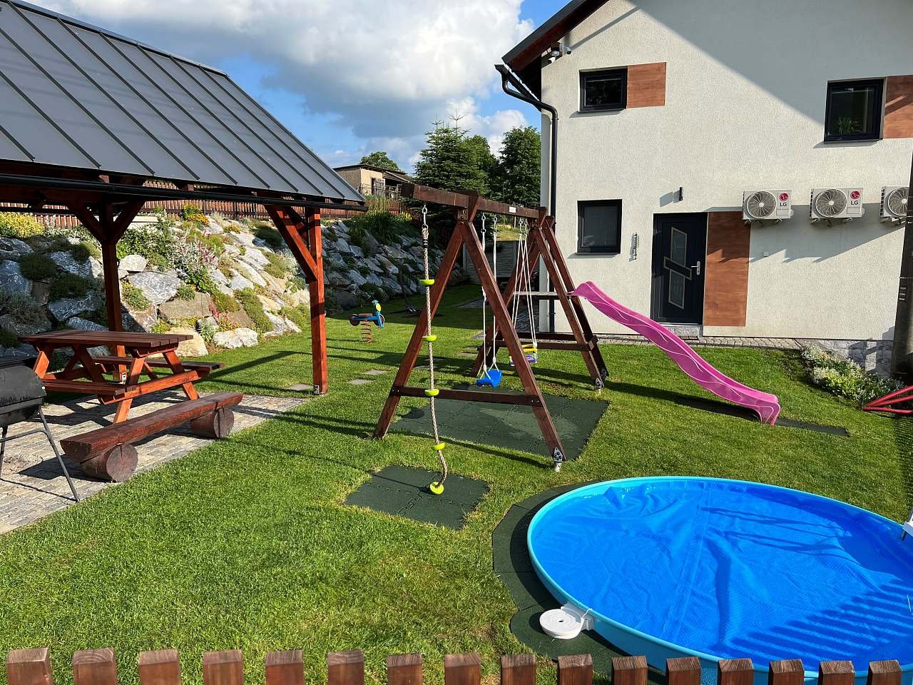 Bazén a hřiště
