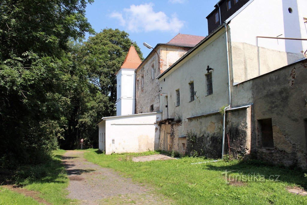 Běšiny, západní strana zámku