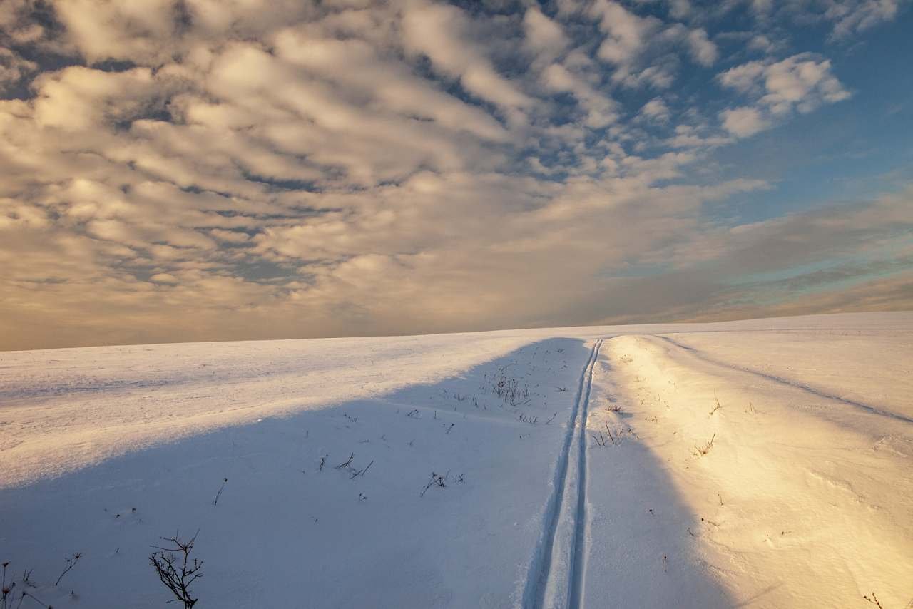 Běžkařská stopa pod maringotkou.