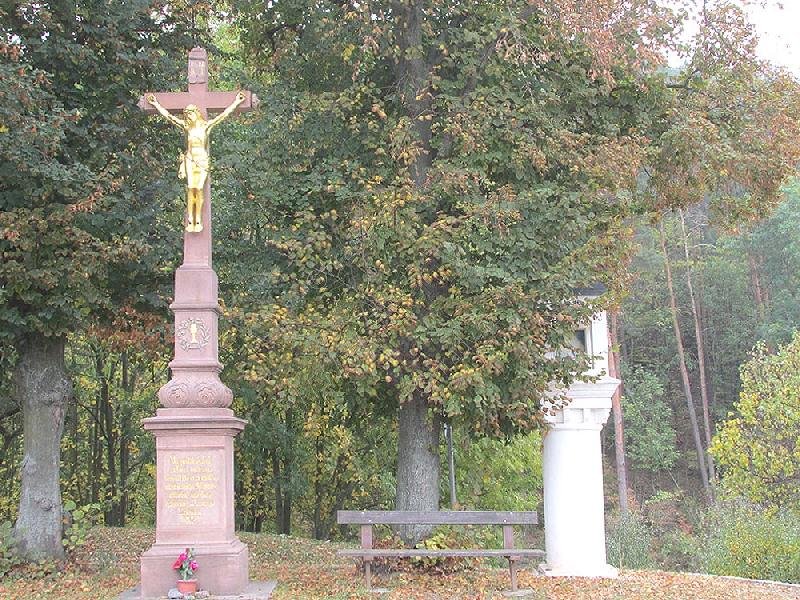 boží muka a kříž s Ježíšem