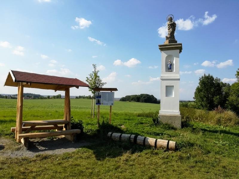 boží muka se sochou Immaculaty