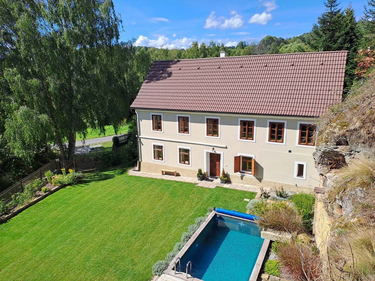 Budova ubytování, bazén a zahrada