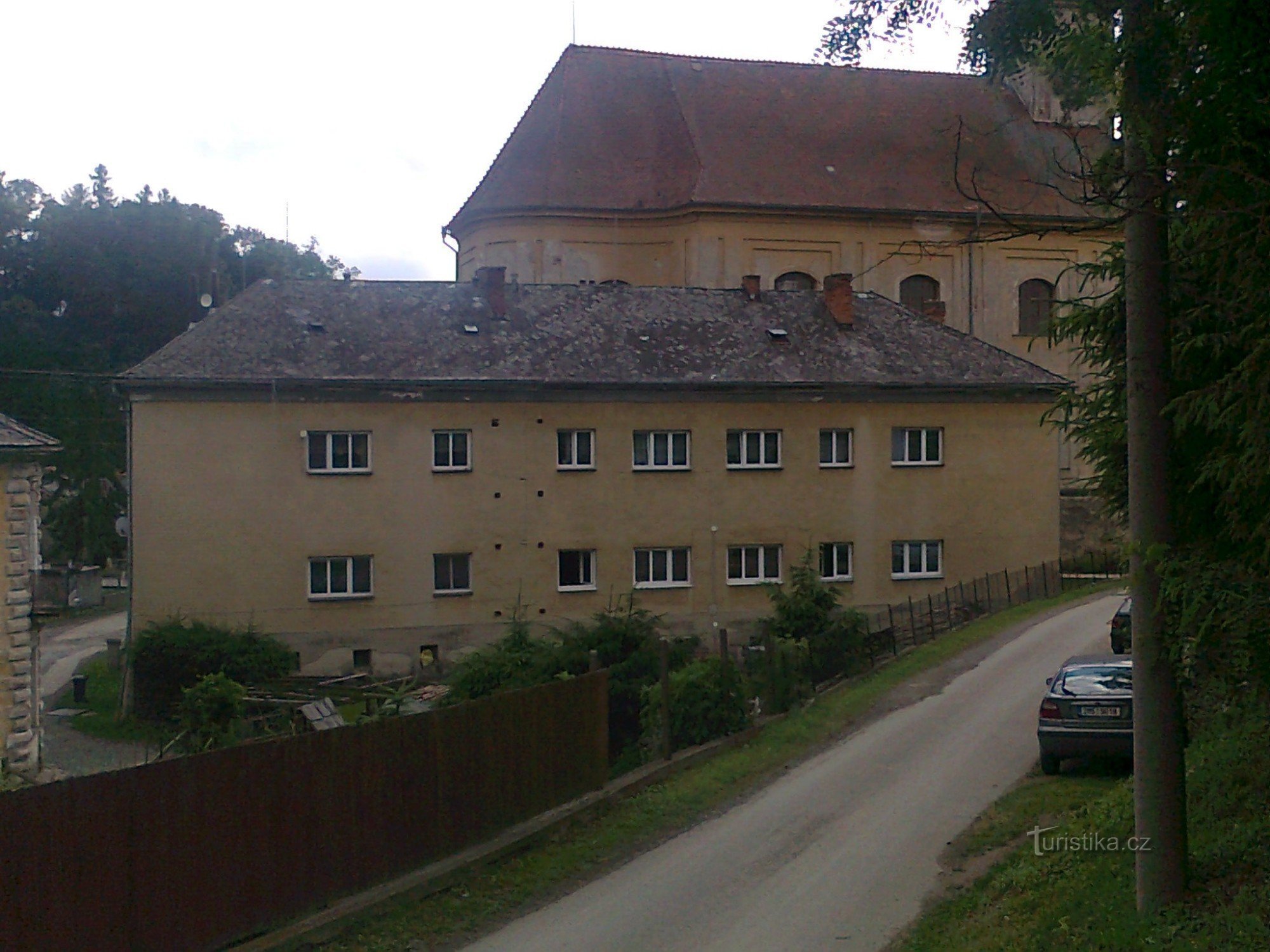 budova Zajateckého tábora v dnešní podobě, částečně vyfocena i se dvorem mírně v