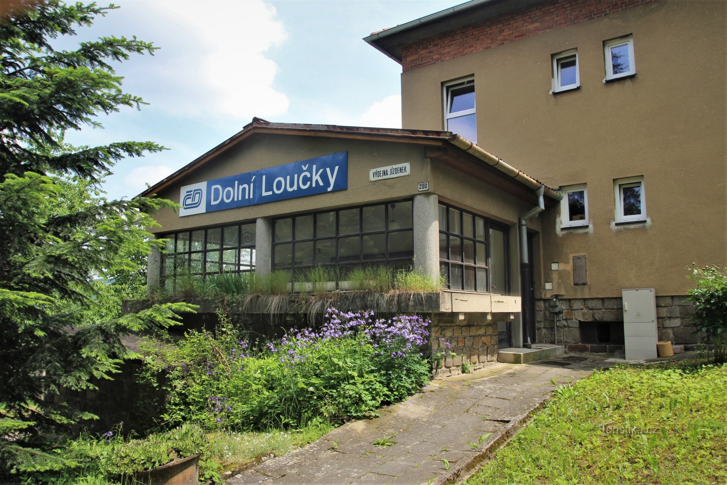 Bývalá výpravní budova - dnes již historická fotografie z roku 2009