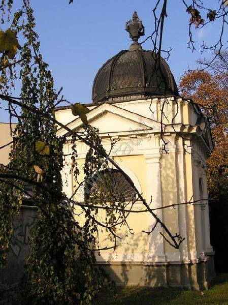 bývalý hřbitov s hřbitovní kaplí