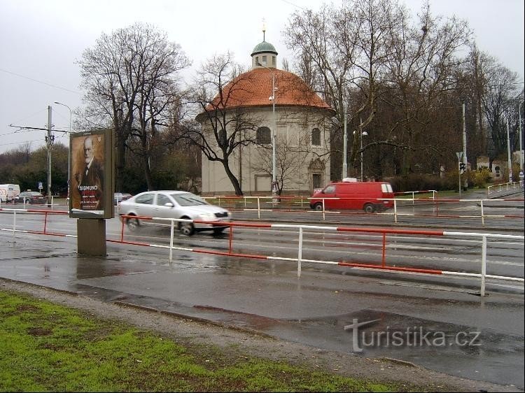 Bývalý hřbitovní kostel: Při výstavbě komunikací na Olšanech byla zbořena část h