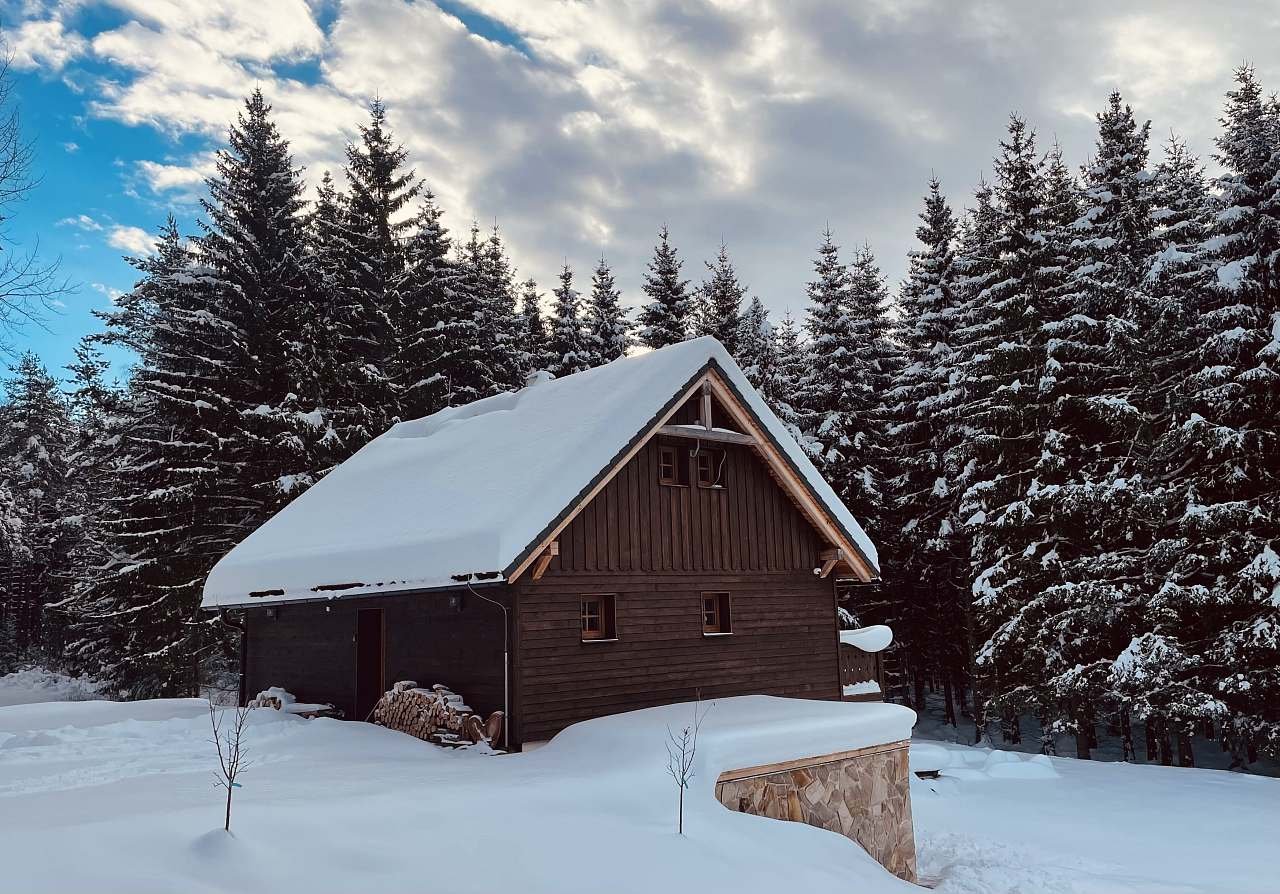 Celkový pohled na chalupu - zima