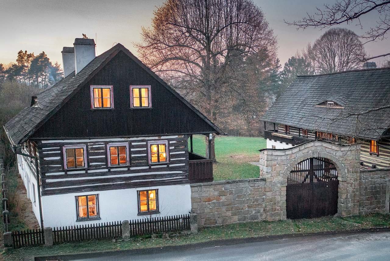 Celkový pohled na Mánesovy roubenky