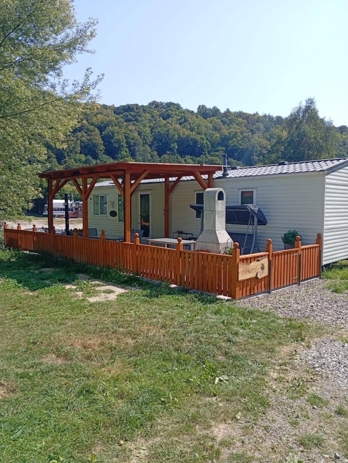 Celkový pohled na mobilheim Pajda z příjezdové cesty