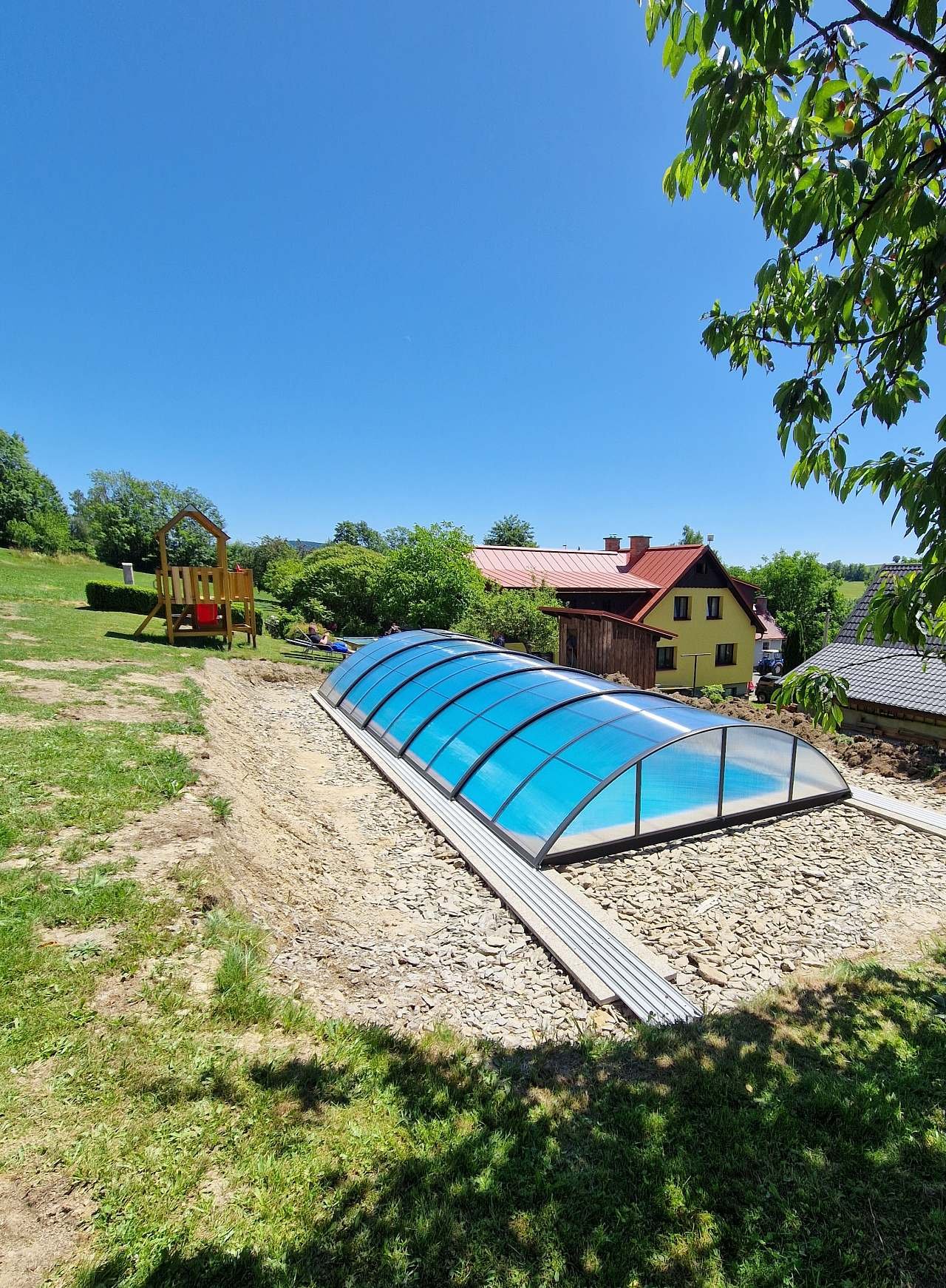 Ceny jsou pro toto léto 2025 nižší, jelikož není dokončená dlažba a okolí.
