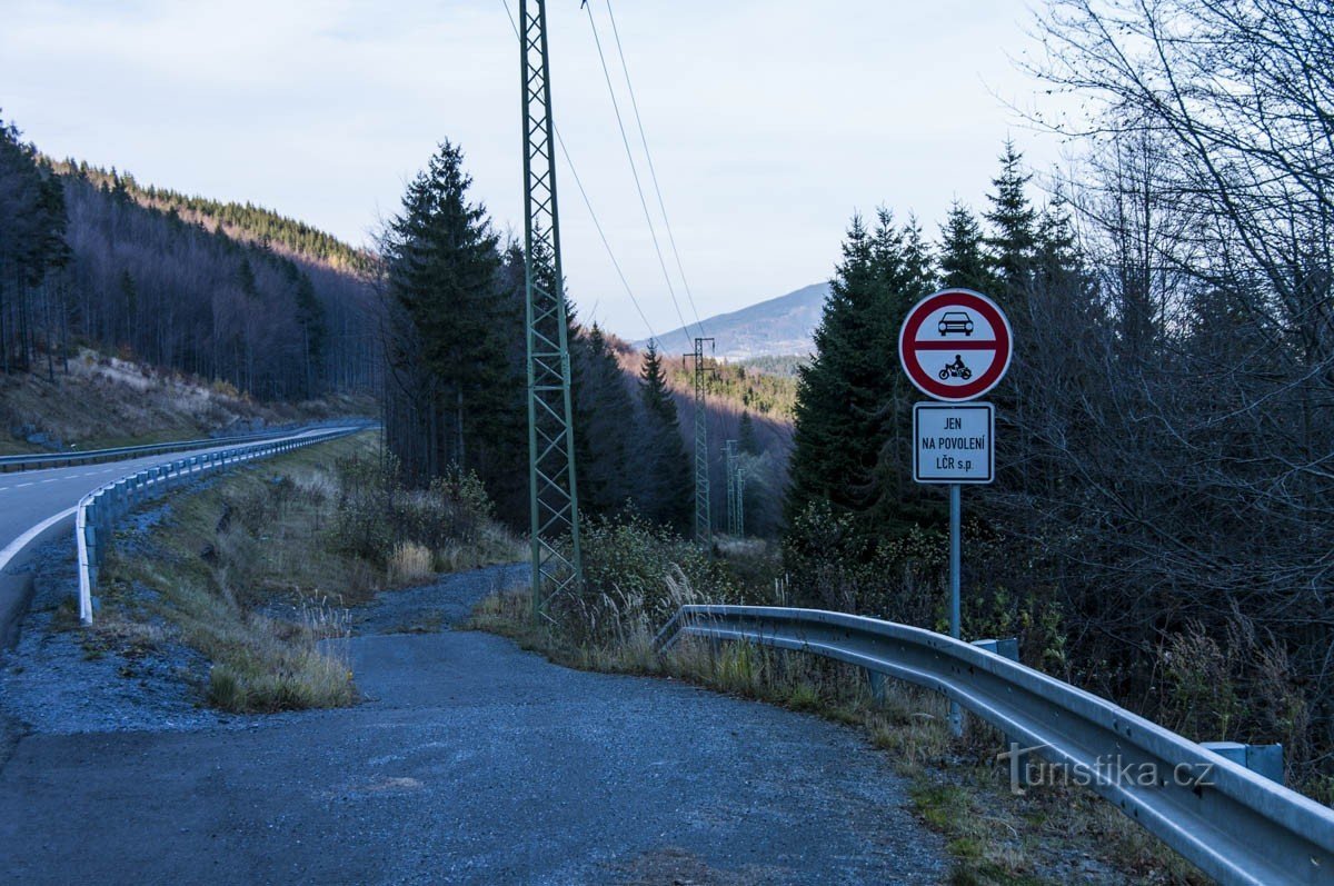 Cesta křižuje hlavní silnici na sedlo