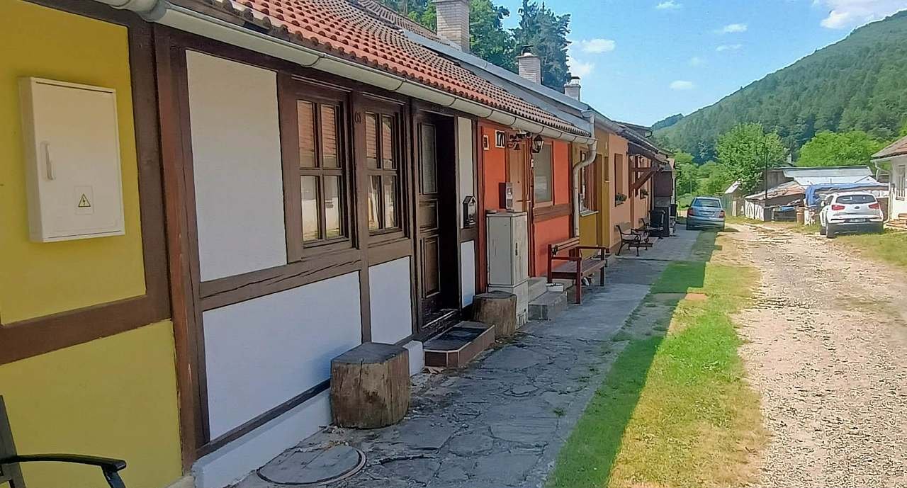 Chaloupka je součástí bývalé sklářské kolonie a má unikátní atmosféru.