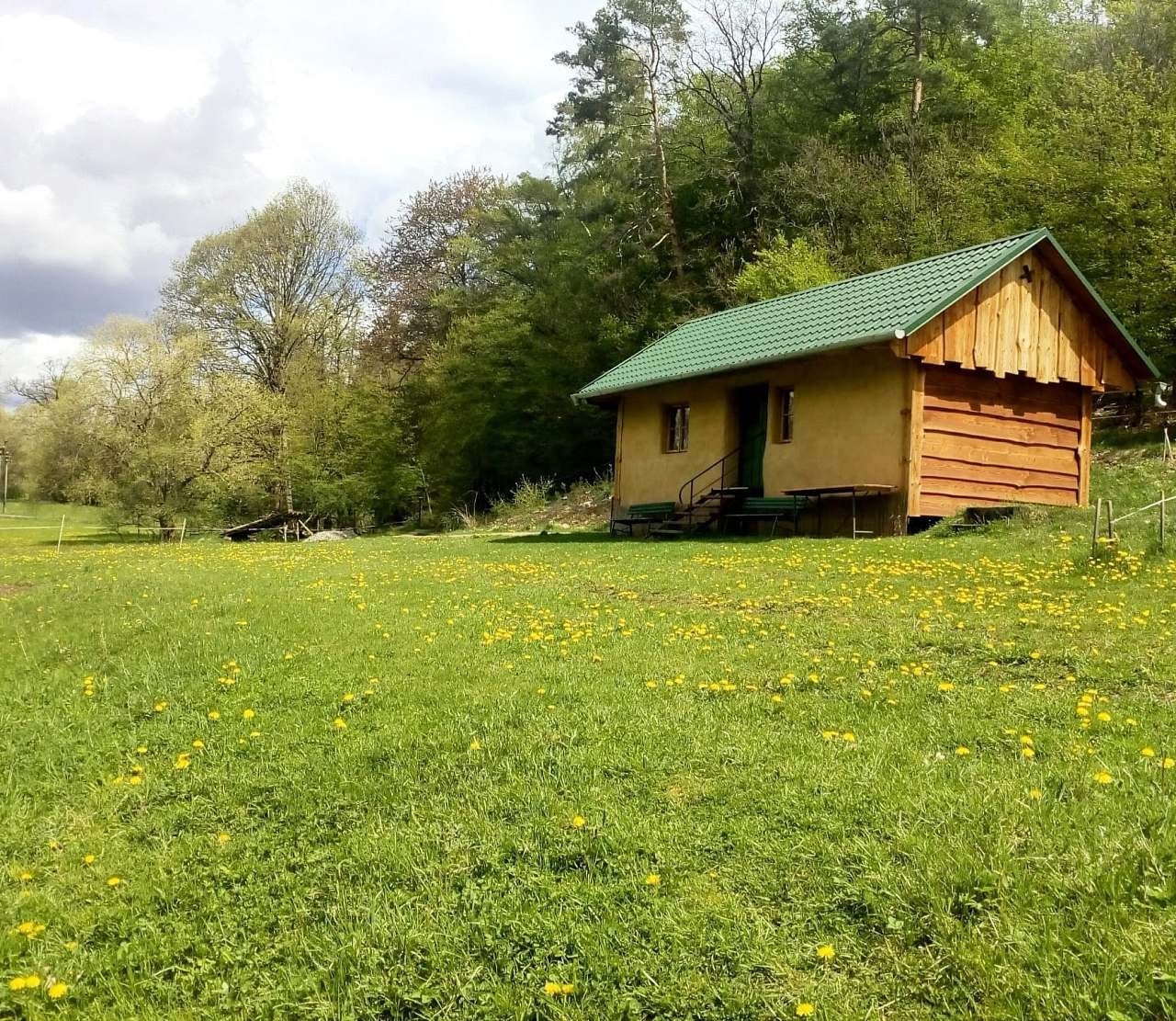 Chaloupka na samotě u lesa