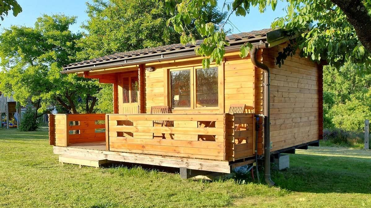 Chaloupka pod třešní