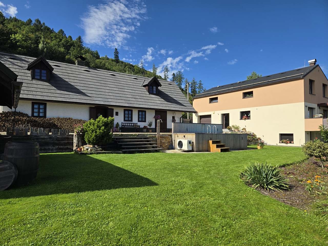 Chaloupka s nádvořím a bazénem