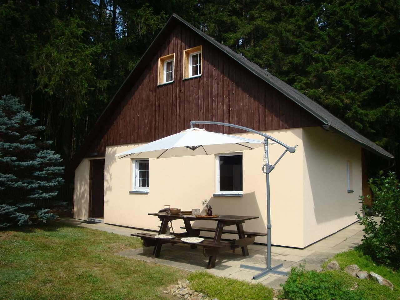 Chaloupka v zahradě - posezení před chaloupkou