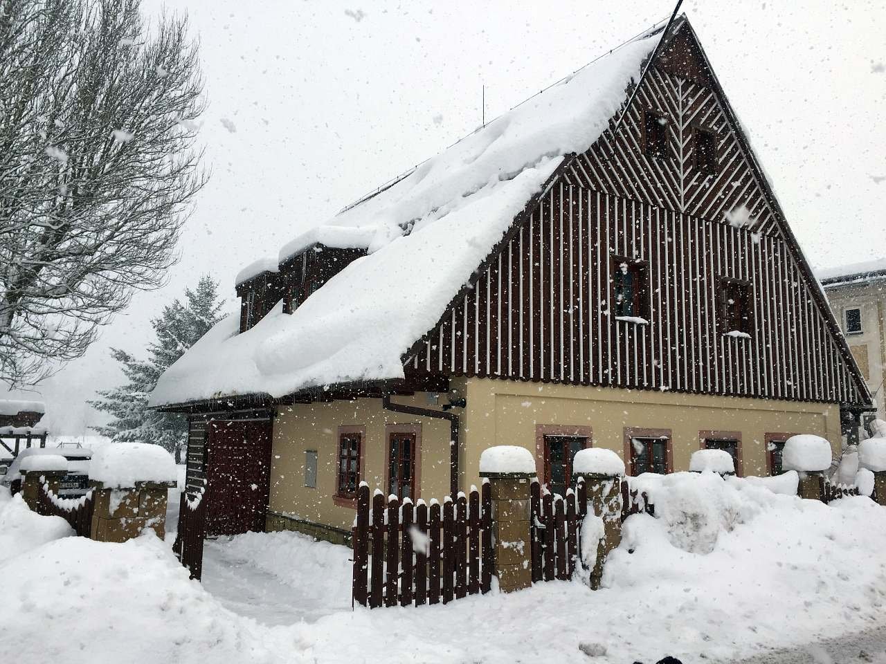 Chalupa Fořtík v plné zimní kráse — klid, romantika a hory jako na dlani.