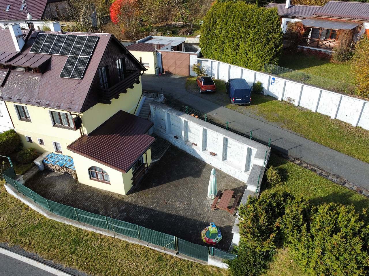 Chalupa Jesení - terasa a parkovací místa