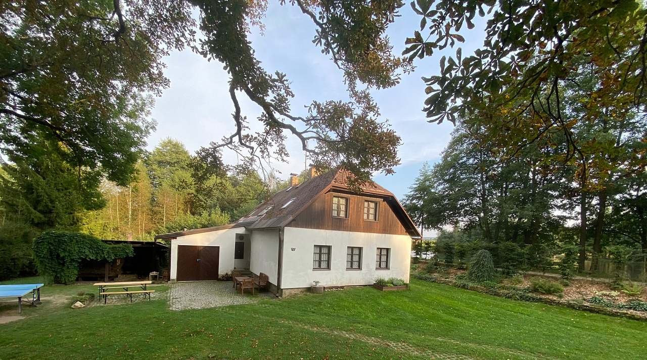 Chalupa na samotě u rybníka