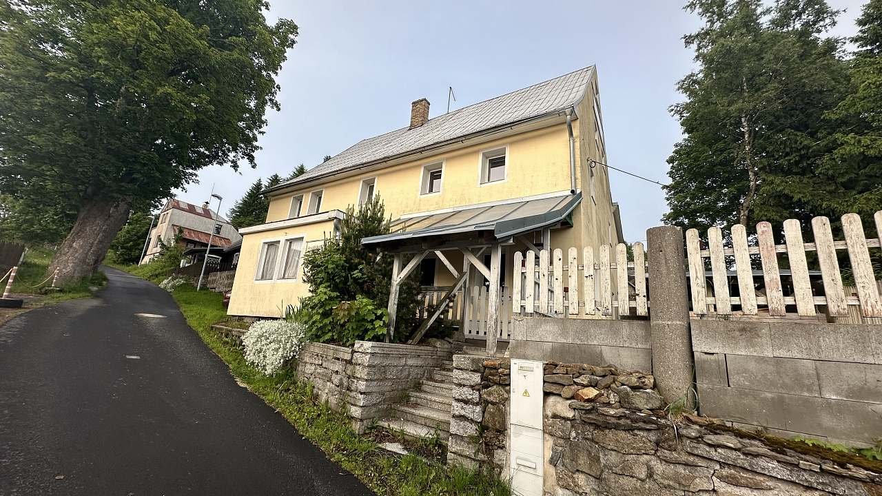 Chalupa - pohled z ulice