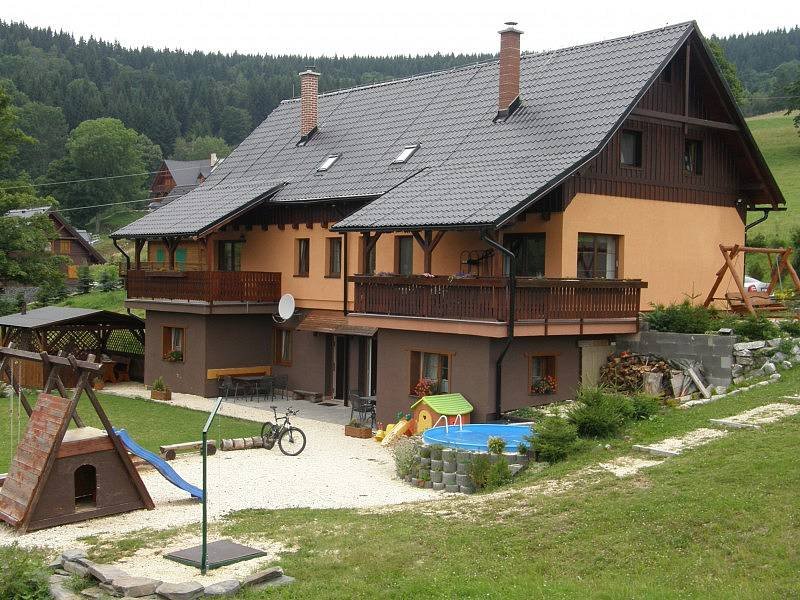 Chalupa s bazénem zahradou a hřištěm pro děti