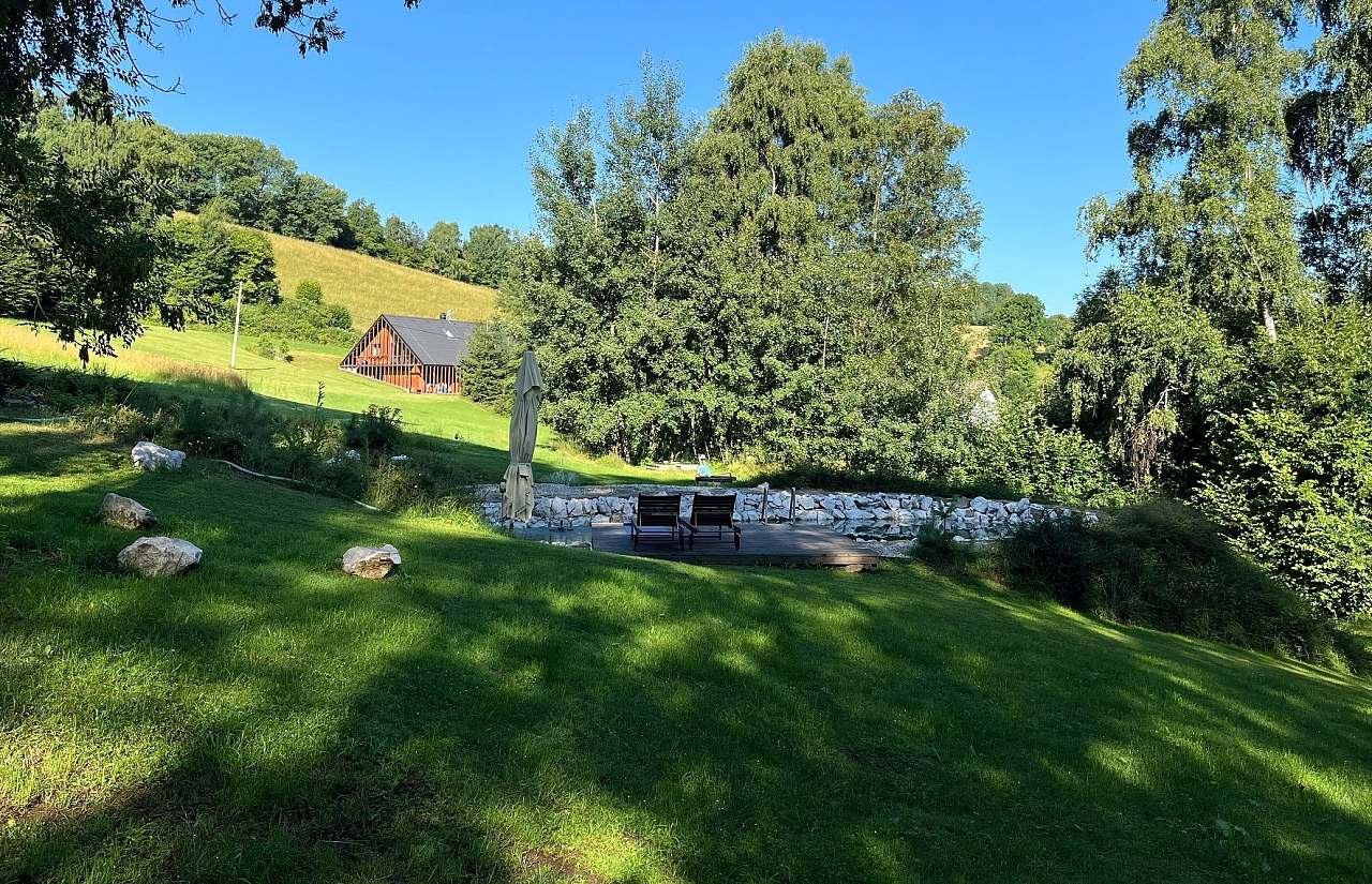 chalupa s koupacím jezírkem a pozemkem 1,5 ha