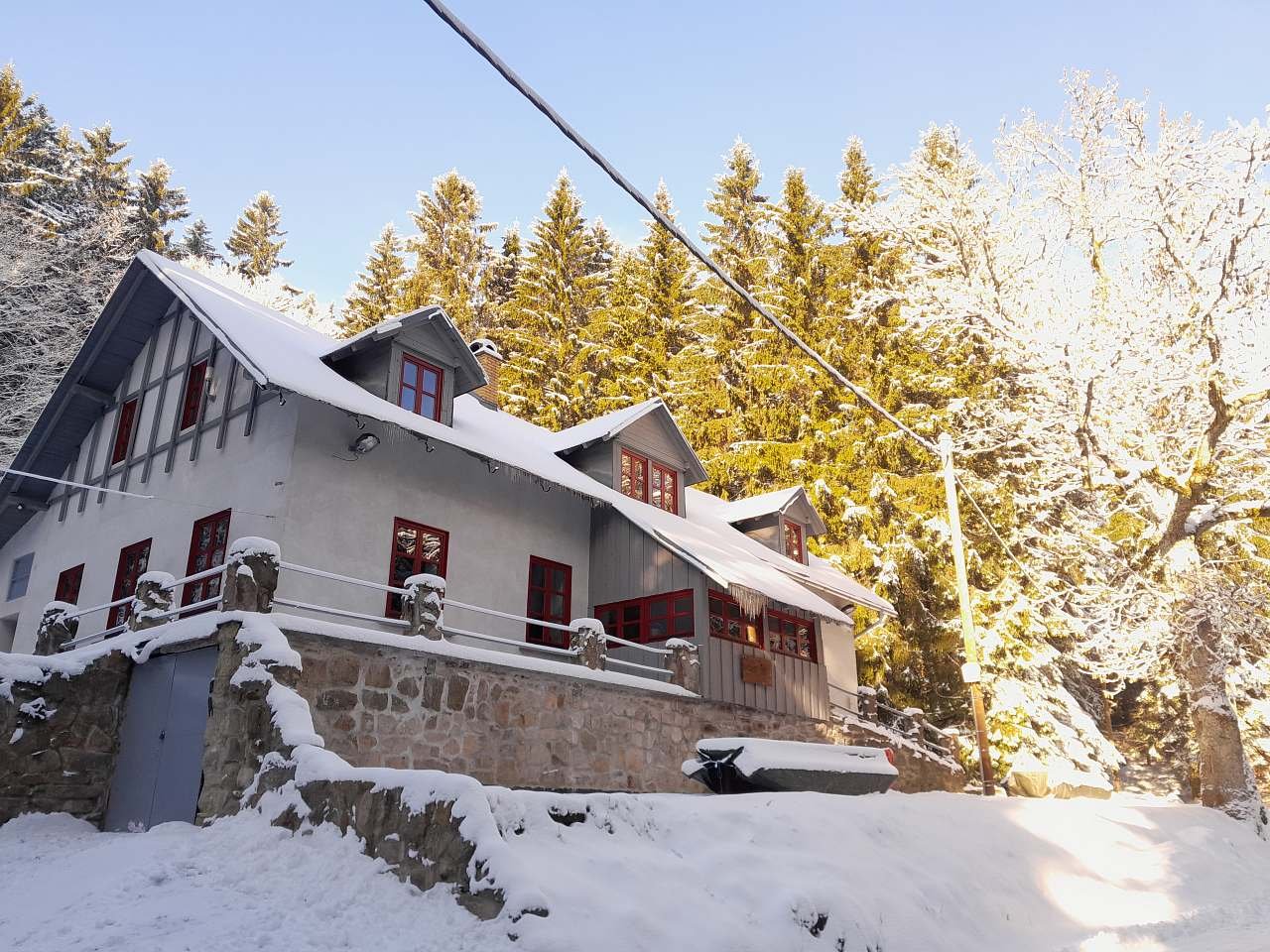 Chalupa Škola uprostřed lesů