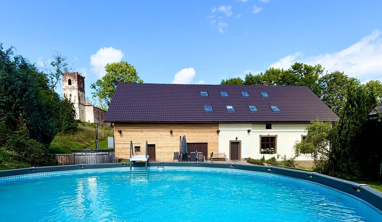 Chalupa U Černých - pohled od bazénu