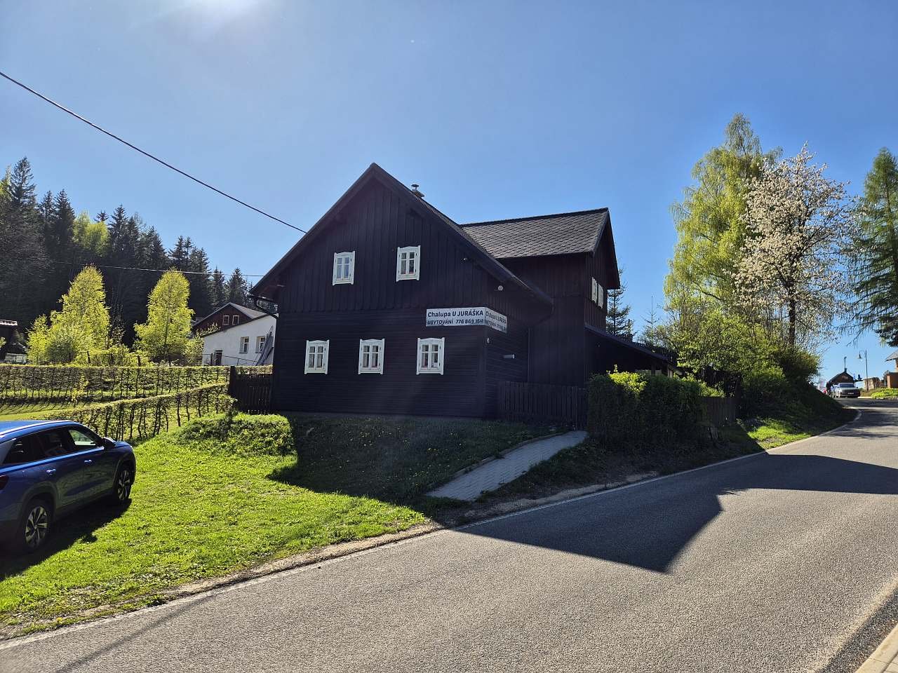 Chalupa U Juráška - parkoviště pod domem (okna spol. místnost a pokoje č. 2 a 3)