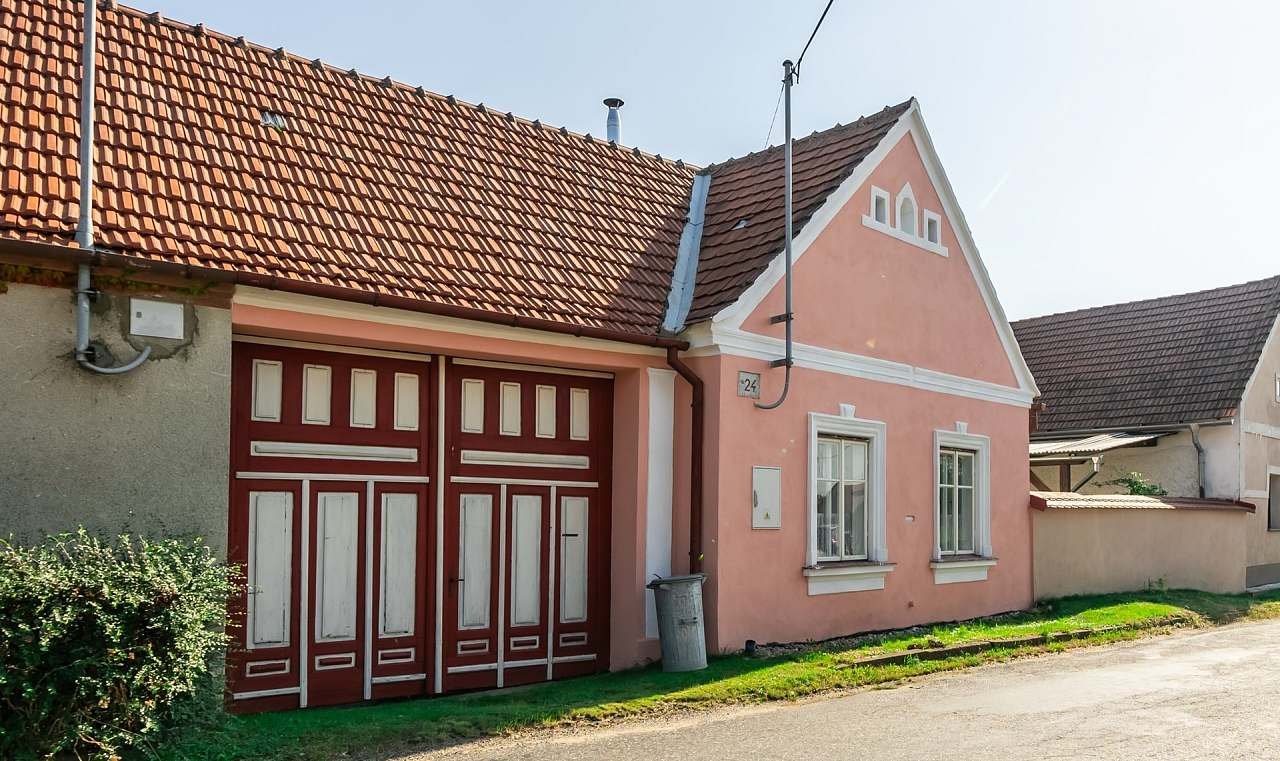 Chalupa z hlavní ulice