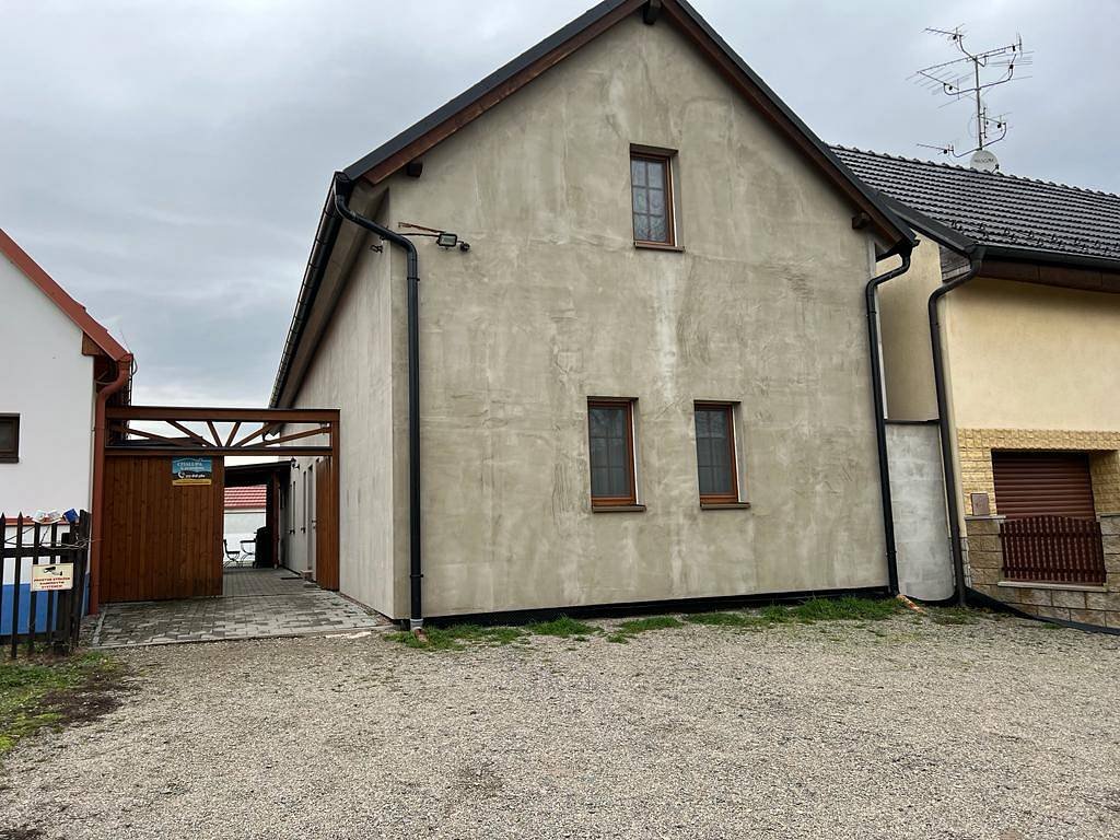 Chalupa z venku s parkováním pro 5 aut, č.p.79
