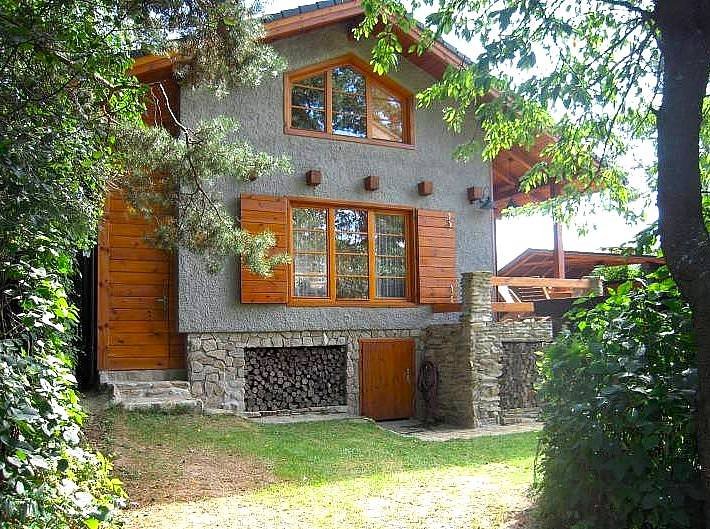 chata Cetoraz - pohled od vstupní brány