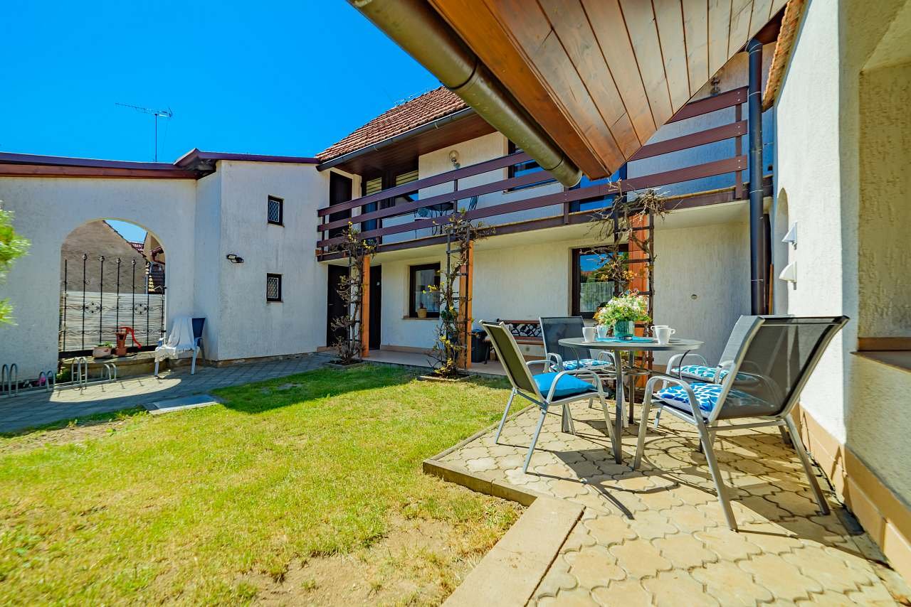 Chata Lucie pod Řípem - posezení na zahrádce u grilu nebo ranního kafe