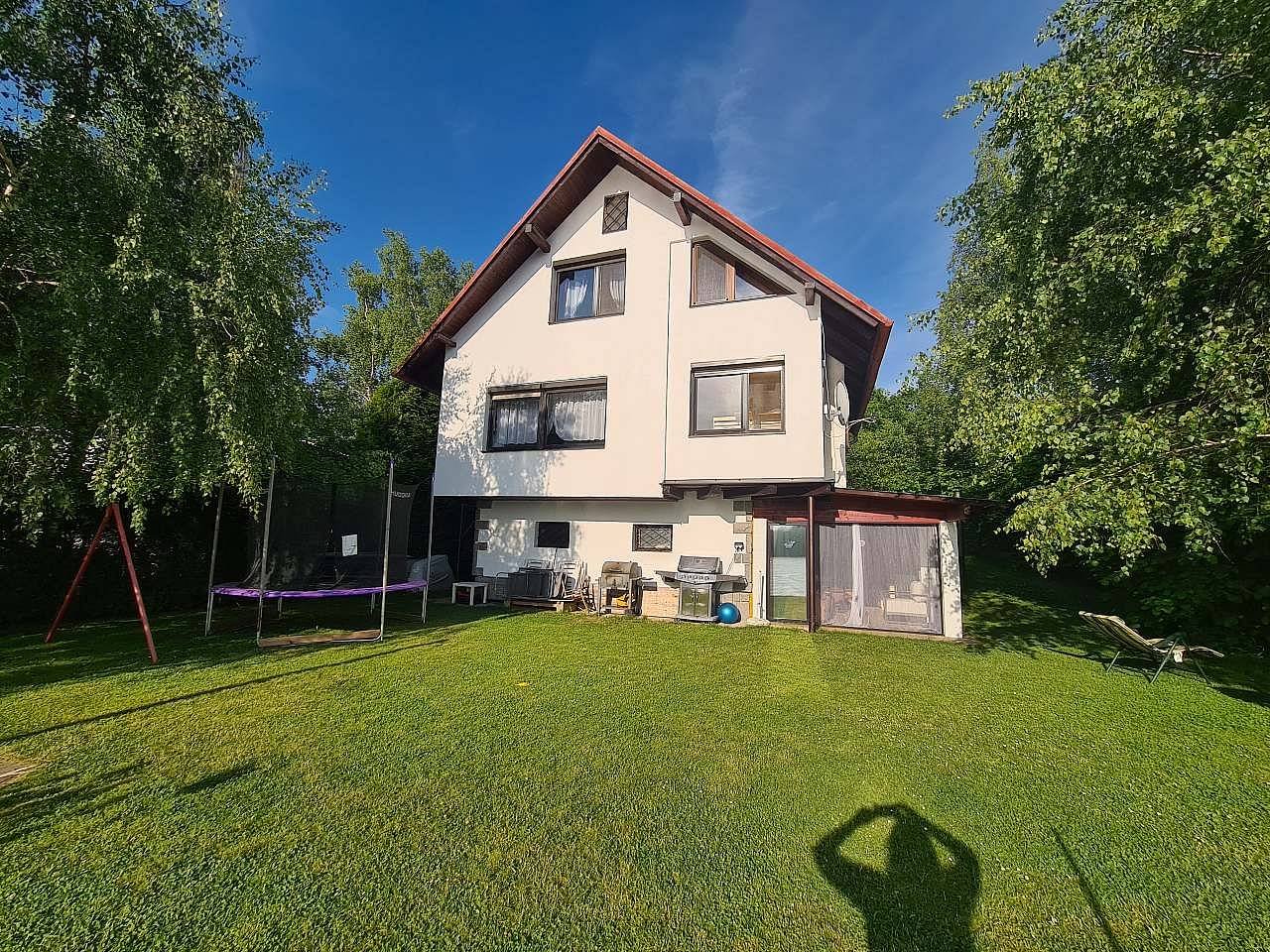 Chata na břehu rybníku Bezdrev