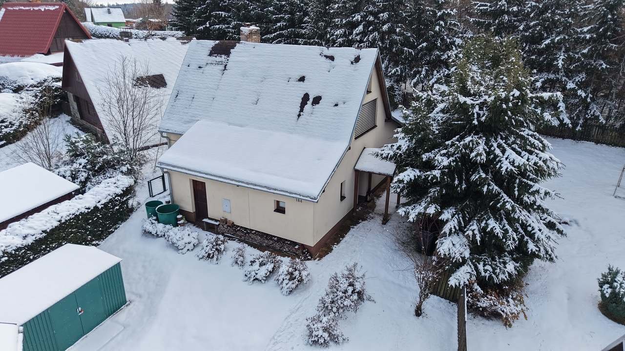 Chata přední část a vchod z pravé strany